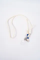 Correa para celular de cordón color crema, con detalle de ajuste en nudo y terminales metálicos con mosquetones para enganche.