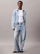 Campera de jean estilo cropped con lavado claro, cuello en punta, cierre frontal con botones metálicos y doble bolsillo en el pecho. Presenta un diseño clásico con costuras reforzadas y parche con logo de la marca.