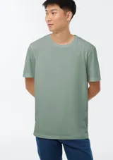 Remera básica celeste de corte regular, con cuello redondo y mangas cortas.