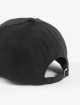 Gorra tipo cap de gamuza sintética con diseño clásico de seis paneles y visera curva.