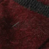 Cárdigan de punto color borgoña con ribetes en gris oscuro, cierre abotonado y bolsillos frontales.