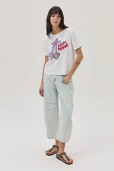 Remera blanca de algodón con estampa de cerezas y texto 'Cherry Amour' en el frente.