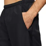 Short deportivo negro de hombre, marca Nike, modelo Challenger, con tecnología Dri-FIT, cordón ajustable, dos bolsillos laterales y un bolsillo trasero. Logo de Nike en color gris en la pierna derecha.