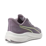Championes de running Puma Skyrocket Lite 2 para mujer, color lila con detalles en amarillo neón. Presentan capellada de malla textil transpirable, entresuela PUMALITE blanca y suela de goma. Tienen cordones y el logo Puma en el lateral.