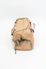 Bolso de viaje gris con doble asa corta y cierre superior. Estampado frontal con la frase "The Tote Bag" en letras blancas.