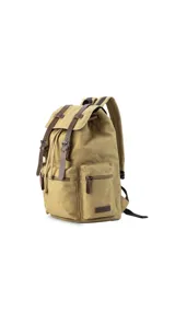 Mochila de tela canvas color marrón con detalles en cuero sintético. Cuenta con tapa superior con correas ajustables, cierre tipo marinero, múltiples bolsillos externos con cierre y compartimento para laptop.