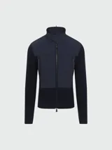 Cárdigan Moncler Grenoble con frente acolchado en tejido técnico y mangas y espalda en tejido de punto de algodón. Presenta cuello alto con cierre de botón a presión, cierre frontal con cremallera bidireccional y bolsillos laterales con cremallera.