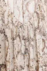 Camisa de tejido ligero con estampado de piel de serpiente en tonos beige y marrón. Presenta escote pico, frunces en el centro del pecho y mangas largas abullonadas terminadas en elástico.