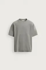 Camiseta regular fit de punto texturizado en color gris, con cuello redondo y manga corta, con acabados en rib.