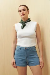 Short de jean azul oscuro, de tiro alto y corte ajustado.