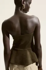 Top strapless color verde militar, con peplum y detalle de reborde de silicona en el escote.