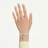 Charm colgante con diseño de candado en forma de corazón y llave integrada, bañado en rodio y decorado con cristales de zirconia cúbica.