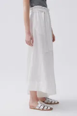 Pantalón palazzo blanco de lino con lazo en la cintura.