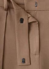 Pantalón de corte recto y tiro medio color tostado, con trabillas para cinturón, detalle de pinzas y bolsillos laterales.