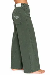 Jeans balloon color verde militar, de tiro alto, corte holgado en las piernas y diseño de cinco bolsillos con estampa de texto en el bolsillo trasero.