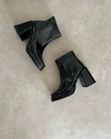 Botín negro de cuero vacuno con plataforma y taco cuadrado.