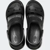 Sandalias Crocs Classic Mega Crush color negro, con diseño de plataforma alta, suela con banda de rodadura y dos correas superiores con tira trasera ajustable.