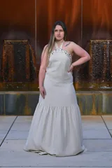 Vestido largo color crudo, con escote halter y detalle de crochet en el cuello.