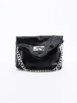 Bandolera roja de cuero sintético con solapa y cierre metálico plateado.