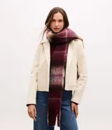 Bufanda de punto con diseño de cuadros escoceses en tonos bordó, marrón y beige, con terminación de flecos en los extremos.