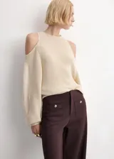 Pantalón de vestir marrón oscuro, de tiro medio y corte recto, con bolsillos frontales tipo parche decorados con botones metálicos dorados.