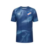 Remera de entrenamiento Umbro del Club Nacional de Football, modelo Press. Diseño en tonos de azul con efecto abstracto y cuello redondo. Incluye el logo de Umbro en el pecho derecho y el escudo del club en el izquierdo.