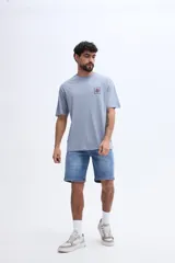 Bermuda de jean de corte recto y largo a la rodilla, con diseño clásico de cinco bolsillos y lavado desgastado.