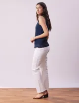 Blusa calada azul, sin mangas, con escote redondo y detalle de crochet.