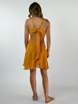 Vestido corto blanco de breteles finos con volados en el ruedo.