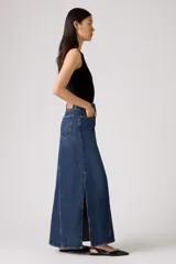 Falda larga de denim azul con diseño de paneles verticales y tajo lateral. Presenta cierre de botones y cinco bolsillos clásicos.