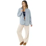 Camisa de denim de corte relajado, color celeste, con cuello camisero en contraste de color beige, cierre frontal de botones, manga larga y un bolsillo aplicado en el pecho con detalle de parche bordado.