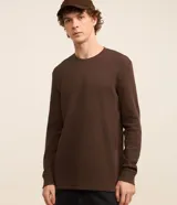 Remera masculina de manga larga en color marrón, con textura waffle y cuello redondo.