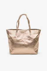 Bolso tipo tote bag color dorado con efecto arrugado y dos asas superiores.