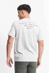 Remera de manga corta color azul con estampado en la espalda que dice "if you don't say anything... how would they know?" y la marca "mistral" en color naranja. Tiene un fit regular y escote redondo.