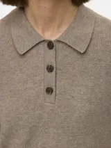 Sweater de punto gris con cuello polo y cierre frontal parcial de tres botones. Presenta mangas largas con puños acanalados y un diseño de calce regular.