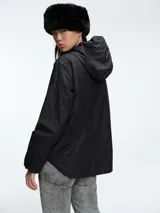 Campera Save The Duck modelo Zani, de color negro, con cierre frontal completo, capucha integrada y bolsillos laterales. Presenta un diseño ligero y funcional con puños elásticos.