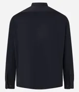 Camisa masculina de manga larga con cuello inglés y cierre frontal abotonado. Confeccionada en tejido de poliamida con tecnología performance, que ofrece elasticidad, secado rápido y resistencia a las arrugas.