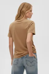 Remera de manga corta color verde militar, con cuello redondo y calce holgado.