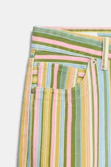 Jeans de tiro bajo y cinco bolsillos con diseño de pierna ancha y larga. Presenta cierre frontal con cremallera y botón metálico.