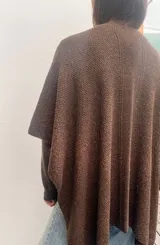 Ruana marrón de tejido de punto grueso, confeccionada en 100% baby alpaca.