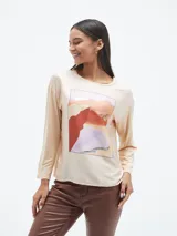 Blusa de manga larga color azul, con cuello redondo y estampa frontal geométrica con detalles de lentejuelas y texto.