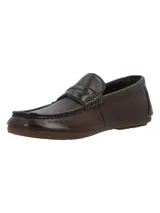 Mocasines de cuero marrón oscuro, con diseño clásico de tipo penny loafer, costuras visibles en el empeine y suela plana de goma.