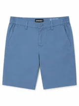 Short de gabardina color celeste, estilo chino con bolsillos laterales y cintura elastizada en la parte trasera con presillas para cinturón y cierre de botón.