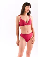 Conjunto de lencería compuesto por un soutien con copas preformadas sin aro y una bombacha tipo vedetina, ambos confeccionados en microfibra lisa con detalle de lazo frontal.