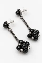 Aros colgantes oscuros con perlas negras y pequeños cristales brillantes agrupados en el extremo inferior, unidos por una cadena corta.