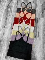 Top de crepe y lurex con aro metálico en el centro y tirantes finos.