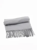 Pashmina de textura suave en color gris, con diseño rectangular y terminaciones con flecos en los extremos.