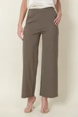 Pantalón negro de corte recto, confeccionado en algodón y elastano. Presenta bolsillos laterales y cintura elastizada.