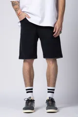 Bermuda de jean azul con corte regular, cinco bolsillos y cierre frontal con botón y cremallera.