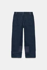 Pantalón worker de tiro medio de Zara Woman Collection, confeccionado en denim azul oscuro con detalles de combinación de tejidos a tono. Presenta cintura con trabillas, bolsillos laterales de plastrón, bajo acabado en vuelta y cierre frontal con cremallera y botón.